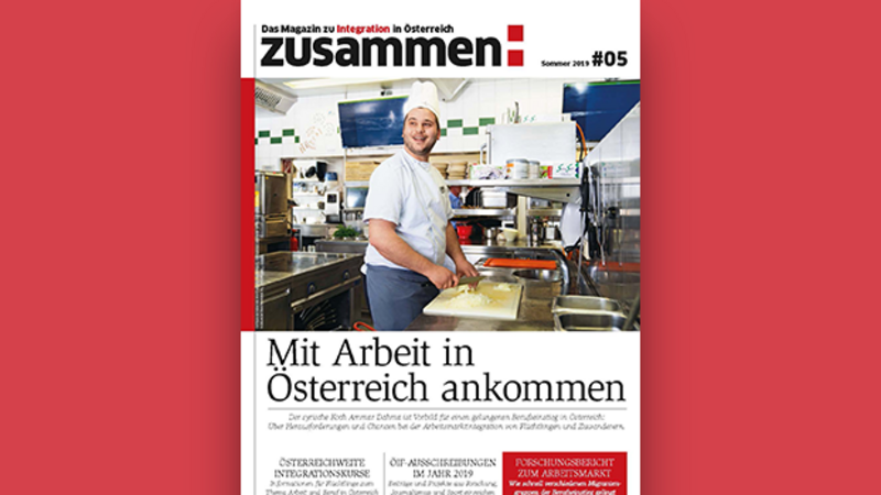 Ein Koch in einer Küche lächelt, während er Teig bearbeitet, mit dem Titel über Integration in Österreich.