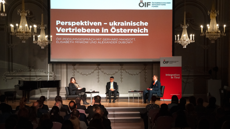 Podiumsdiskussion über Perspektiven ukrainischer Vertriebener in Österreich mit drei Sprechern.
