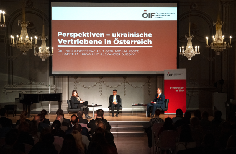 Podiumsdiskussion über Perspektiven ukrainischer Vertriebener in Österreich mit drei Sprechern.