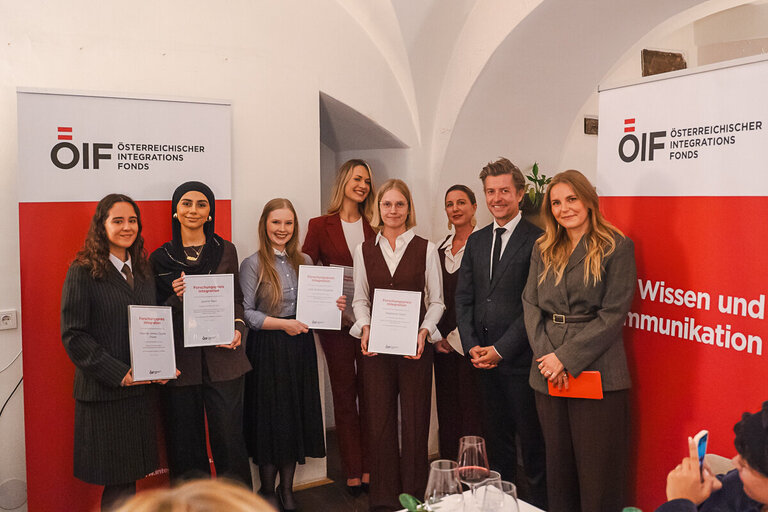 Die Preisträgerinnen mit ÖIF-Direktor Franz Wolf und den Moderatorinnen