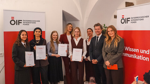 Die Preisträgerinnen mit ÖIF-Direktor Franz Wolf und den Moderatorinnen
