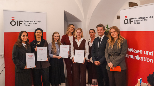 Die Preisträgerinnen mit ÖIF-Direktor Franz Wolf und den Moderatorinnen