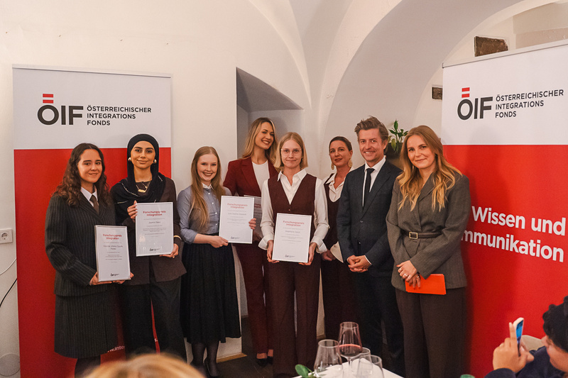 Die Preisträgerinnen mit ÖIF-Direktor Franz Wolf und den Moderatorinnen