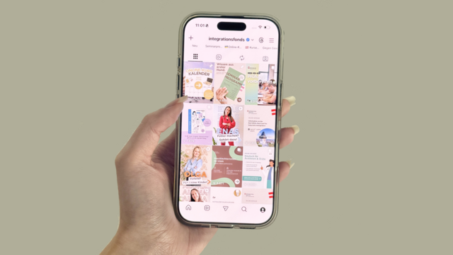 Ein Smartphone wird mit einer Hand gehalten