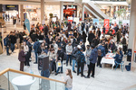Besucherinnen und Besucher bei der ÖIF-Karriereplattform im Einkaufszentrum Huma Eleven.
