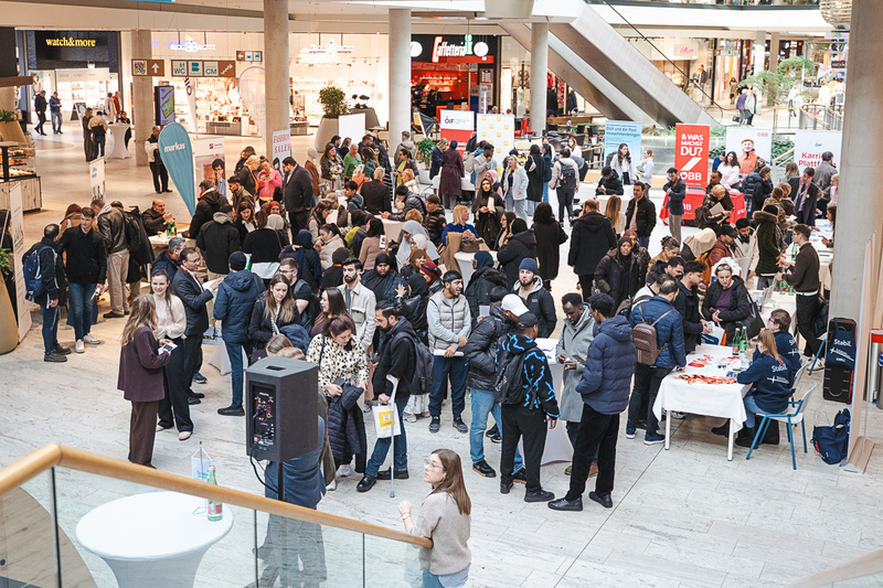 Menschenmenge in einem Einkaufszentrum versammelt.