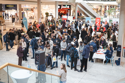 Menschenmenge in einem Einkaufszentrum versammelt.