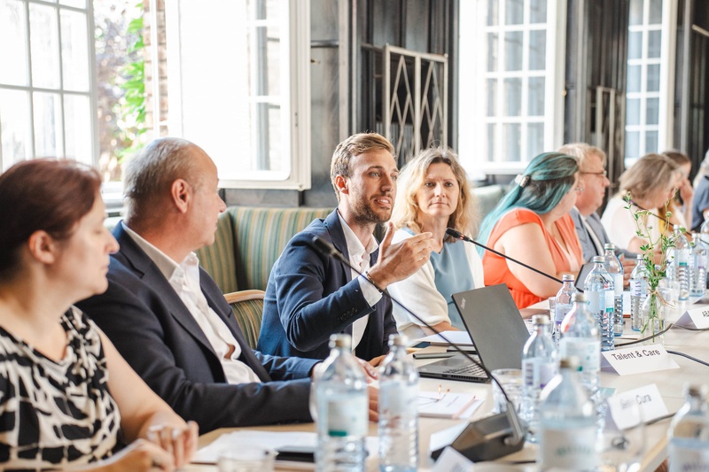 Teilnehmer/innen beim 4. Expert/innen-Forum im Austausch