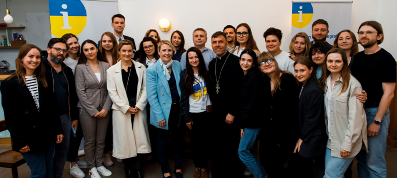 Integrationsministerin Susanne Raab besuchte ÖIF-Infostand für vertriebene Ukrainer/innen in St. Barbara