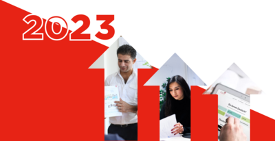 Grafik mit der Jahreszahl 2023 und aufsteigenden Pfeilen, die Fortschritt und Wachstum symbolisieren.