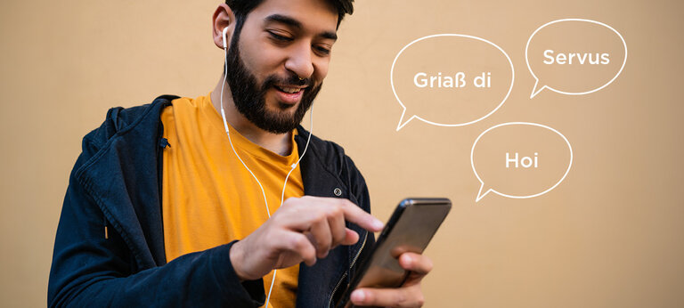 Ein junger Mann ist am Handy.