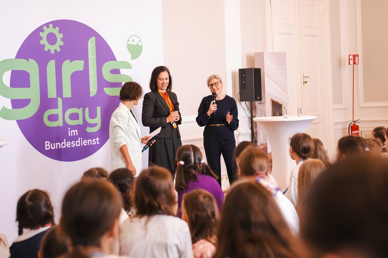 Begrüßung von Bundesministerin Raab