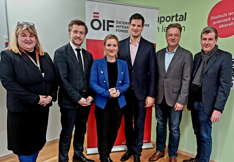 Gruppenfoto von sechs Personen bei einer Veranstaltung.