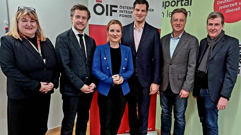 Gruppenfoto von sechs Personen bei einer Veranstaltung.