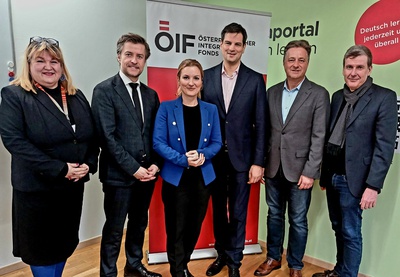 Gruppenfoto von sechs Personen bei einer Veranstaltung.