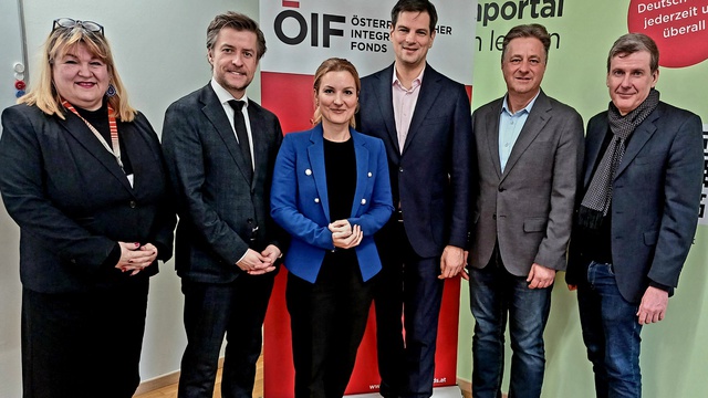 Gruppenfoto von sechs Personen bei einer Veranstaltung.