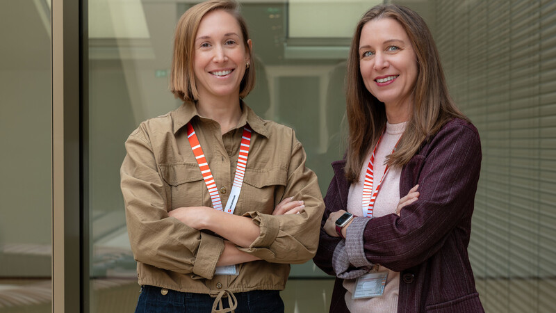 Julia Rothbauer (left) and Barbara Stewart (right) jointly lead the team “Wissensmanagement und Internationales” at the Austrian Integration Fund (ÖIF).