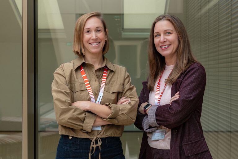 Julia Rothbauer (links) und Barbara Stewart (rechts) leiten gemeinsam das Team Wissensmanagement und Internationales im Österreichischen Integrationsfonds (ÖIF).
