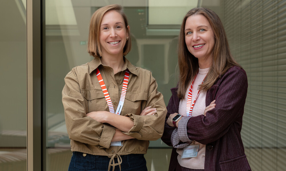 Julia Rothbauer (links) und Barbara Stewart (rechts) leiten gemeinsam das Team Wissensmanagement und Internationales im Österreichischen Integrationsfonds (ÖIF).