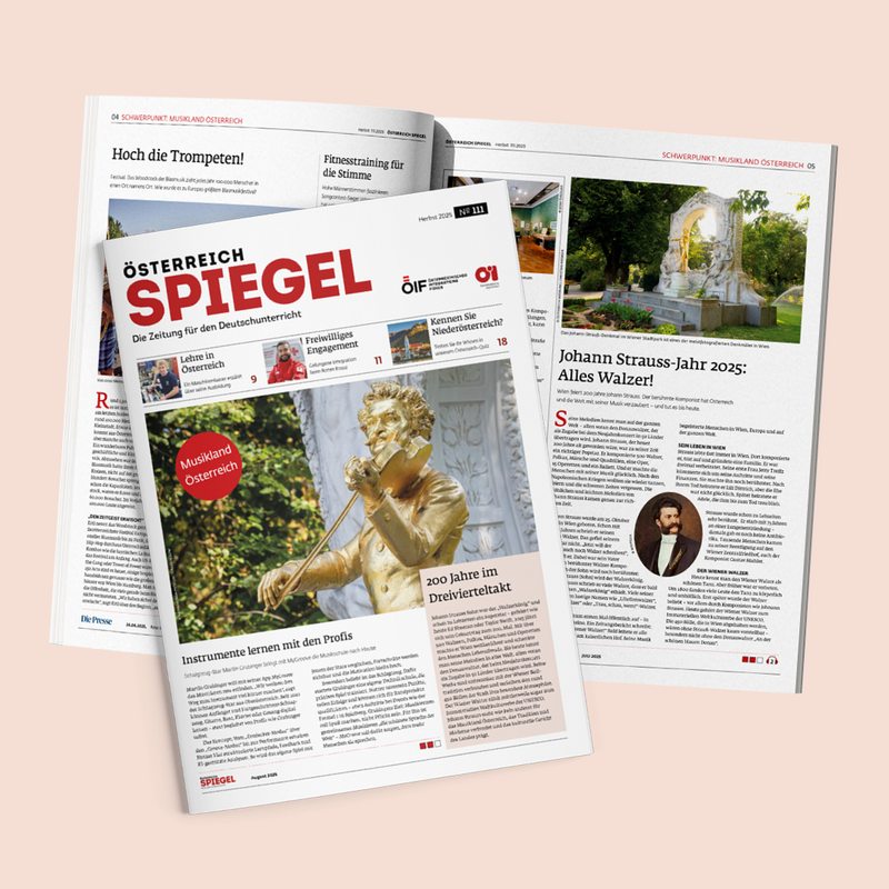 Zwei aufgeklappte Seiten einer Zeitung mit Artikeln über Musik und Johann Strauss.