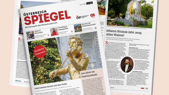 Zwei aufgeklappte Seiten einer Zeitung mit Artikeln über Musik und Johann Strauss.