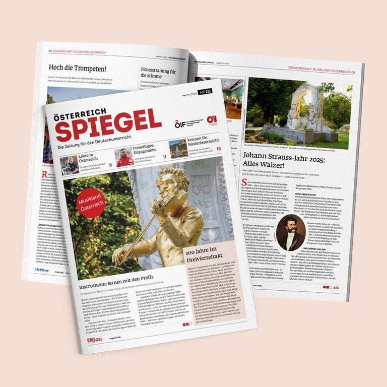 Zwei aufgeklappte Seiten einer Zeitung mit Artikeln über Musik und Johann Strauss.