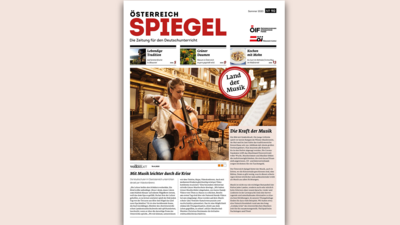 Eine junge Cellistin spielt in einem prunkvollen Saal, umgeben von Musikinstrumenten und Notenständern.