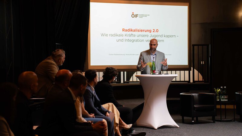 Zwei Männer in Anzügen tauschen Urkunde und Auszeichnung aus