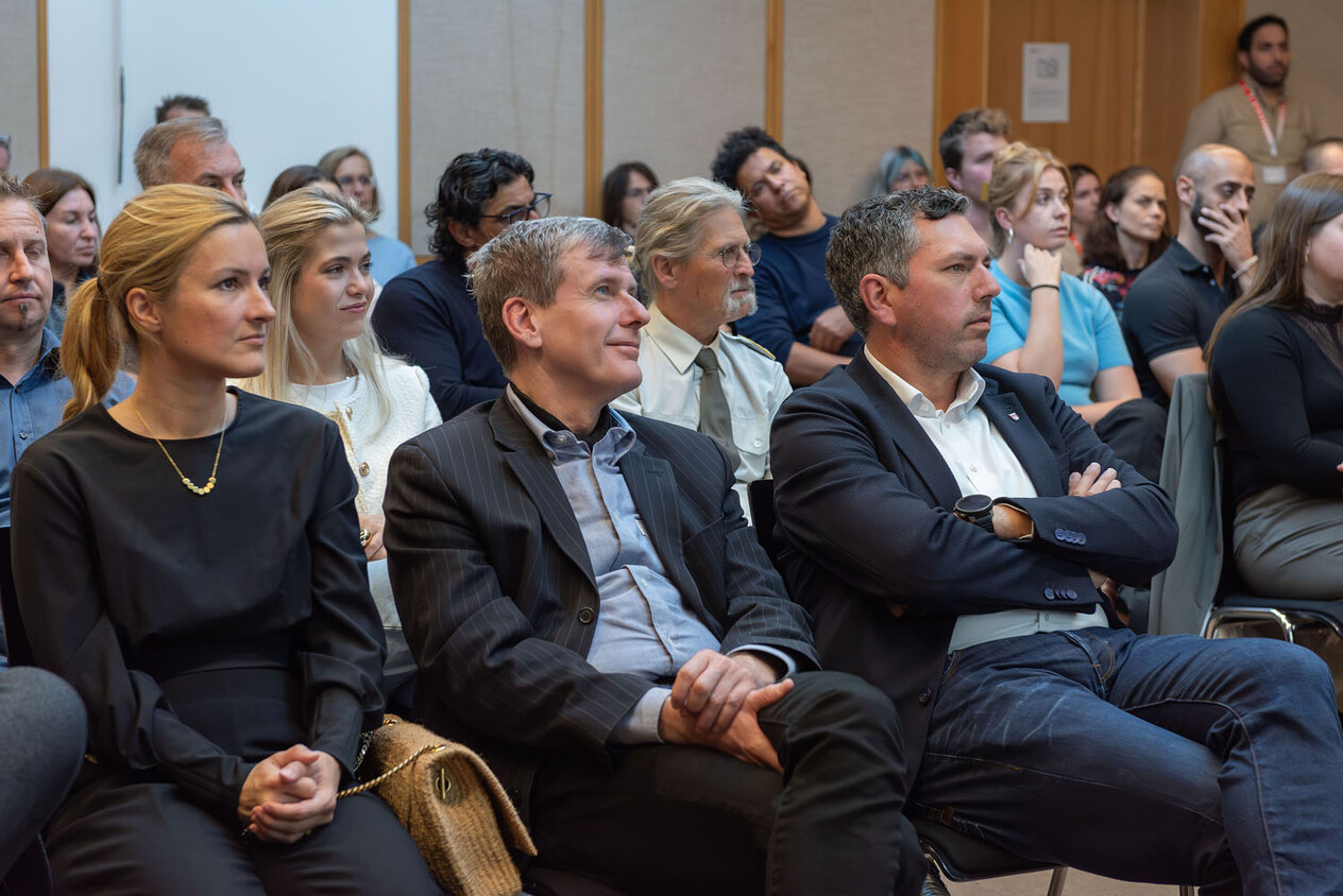 v.l.n.r.: Sandra Ivkic-Hehenberger (ÖIF-Gesamtleitung Integrationszentren), Markus Klien (Integrationslandesrat in Vorarlberg) und Edwin Schäffer (Leiter des ÖIF-Büros für Grundsatzangelegenheiten). Im Hintergrund: Teilnehmerinnen der Fachveranstaltung „Islamismus – Strömungen und Entwicklungen“.