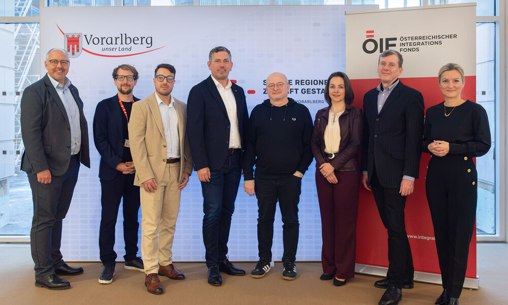 v.l.n.r.: Landtagsabgeordneter Joachim Fritz, Patrick Kirschenhofer (Leitung Integrationszentrum Vorarlberg), Hamzeh Laila (Leitung Maßnahmen für Männer), Landesrat Markus Klien, Bernhard Heinzlmaier (Vorsitzender des Instituts für Jugendkulturforschung), Lisa Fellhofer (Direktorin der Dokumentationsstelle Politischer Islam), Edwin Schäffer (Leitung Büro für Grundsatzangelegenheiten) und Sandra Ivkic-Hehenberger (Gesamtleitung Integrationszentren).