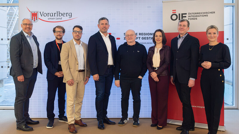 v.l.n.r.: Landtagsabgeordneter Joachim Fritz, Patrick Kirschenhofer (Leitung Integrationszentrum Vorarlberg), Hamzeh Laila (Leitung Maßnahmen für Männer), Landesrat Markus Klien, Bernhard Heinzlmaier (Vorsitzender des Instituts für Jugendkulturforschung), Lisa Fellhofer (Direktorin der Dokumentationsstelle Politischer Islam), Edwin Schäffer (Leitung Büro für Grundsatzangelegenheiten) und Sandra Ivkic-Hehenberger (Gesamtleitung Integrationszentren).