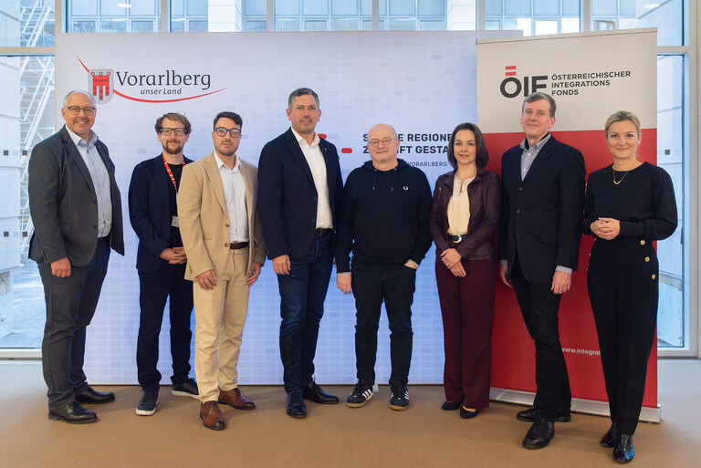 v.l.n.r.: Landtagsabgeordneter Joachim Fritz, Patrick Kirschenhofer (Leitung Integrationszentrum Vorarlberg), Hamzeh Laila (Leitung Maßnahmen für Männer), Landesrat Markus Klien, Bernhard Heinzlmaier (Vorsitzender des Instituts für Jugendkulturforschung), Lisa Fellhofer (Direktorin der Dokumentationsstelle Politischer Islam), Edwin Schäffer (Leitung Büro für Grundsatzangelegenheiten) und Sandra Ivkic-Hehenberger (Gesamtleitung Integrationszentren).