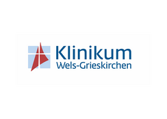 Logo Klinikum Wels-Grieskirchen mit rotem Kreuz auf blauem Hintergrund