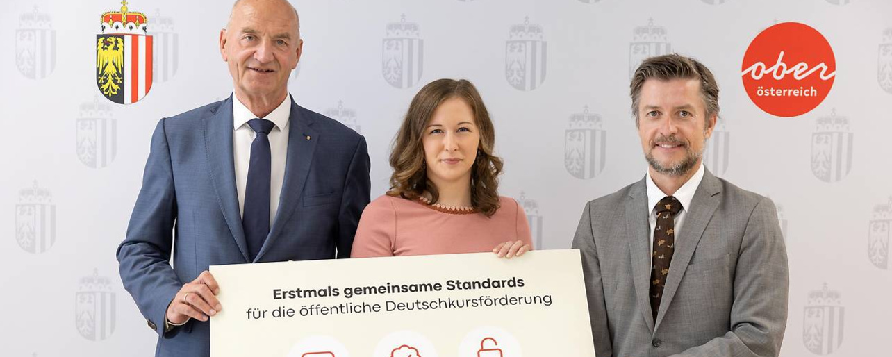 Integrationslandesrat Dr. Christian Dörfel, Bundesministerin Claudia Bauer und ÖIF-Direktor Franz Wolf stellen die neuen gemeinsamen Standards für die öffentliche Deutschkursförderung in Oberösterreich vor.