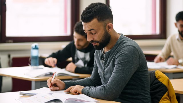 Flüchtling beim ÖIF-Deutschkurs