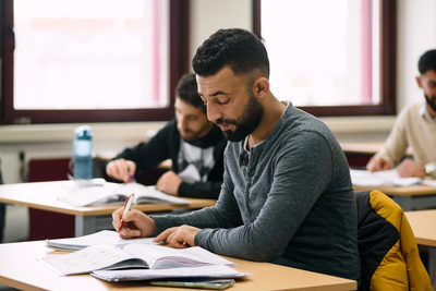 Flüchtling beim ÖIF-Deutschkurs