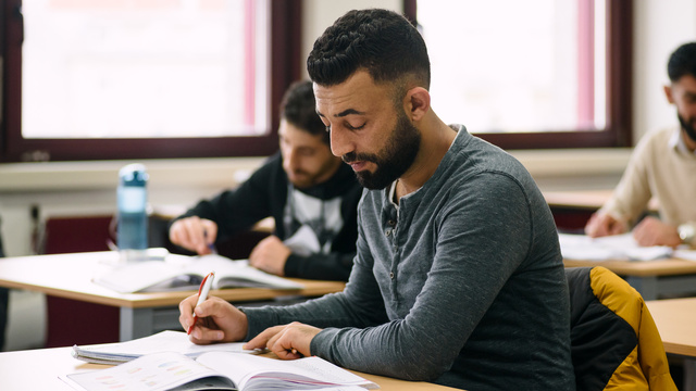 Flüchtling beim ÖIF-Deutschkurs