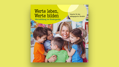 Titel des Buches „Werte leben, Werte bilden“ mit fröhlichen Kindern und einer Lehrkraft in einem Kindergarten.