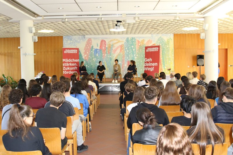 Zahlreiche Jugendliche verfolgen aufmerksam eine Podiumsdiskussion mit Integrationsbotschafterinnen des Österreichischen Integrationsfonds (ÖIF) in einem Schulsaal.