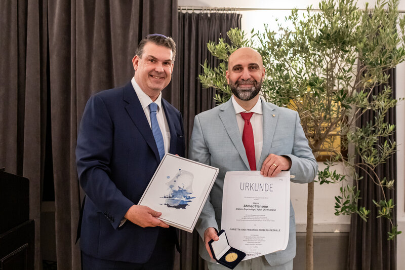 Festliche Überreichung von Urkunde und Medaille