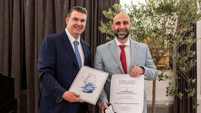 Festliche Überreichung von Urkunde und Medaille