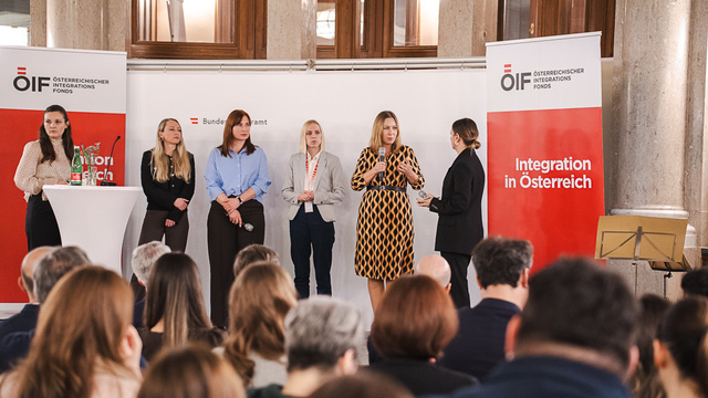 Frauen auf Podium sprechen über Integration in Österreich.