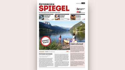 Cover des Österreich Spiegels mit einer Sommerlandschaft: ein See, Berge und Personen in einem Boot.
