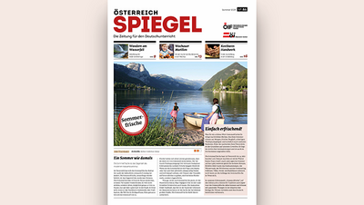 Cover des Österreich Spiegels mit einer Sommerlandschaft: ein See, Berge und Personen in einem Boot.