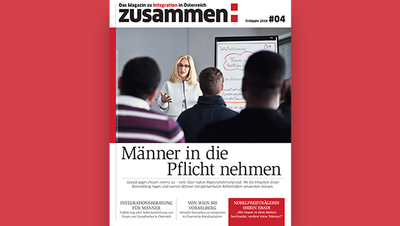 Eine Frau spricht vor einer Gruppe, während eine Präsentation im Hintergrund zu sehen ist. Titel: „Männer in die Pflicht nehmen“.