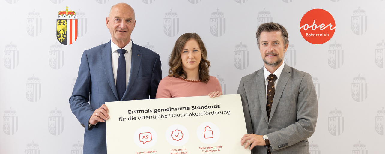 Integrationslandesrat Dr. Christian Dörfel, Bundesministerin Claudia Bauer und ÖIF-Direktor Franz Wolf stellen die neuen gemeinsamen Standards für die öffentliche Deutschkursförderung in Oberösterreich vor. ©Land OÖ/Spenlingwimmer