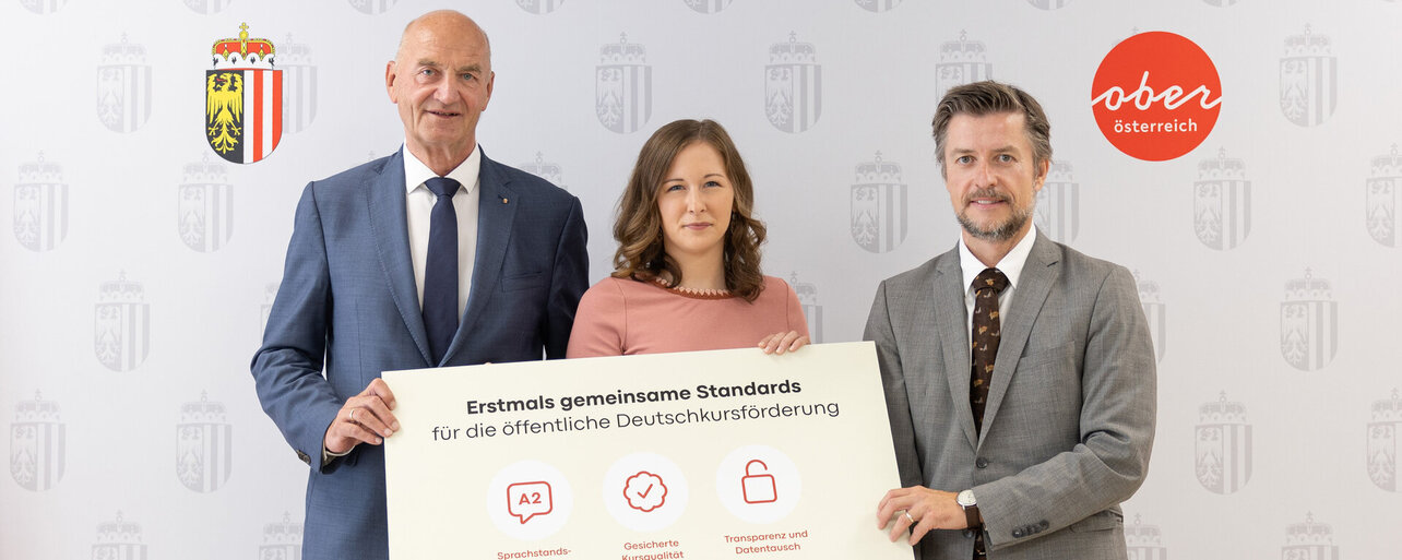Integrationslandesrat Dr. Christian Dörfel, Bundesministerin Claudia Bauer und ÖIF-Direktor Franz Wolf stellen die neuen gemeinsamen Standards für die öffentliche Deutschkursförderung in Oberösterreich vor. ©Land OÖ/Spenlingwimmer