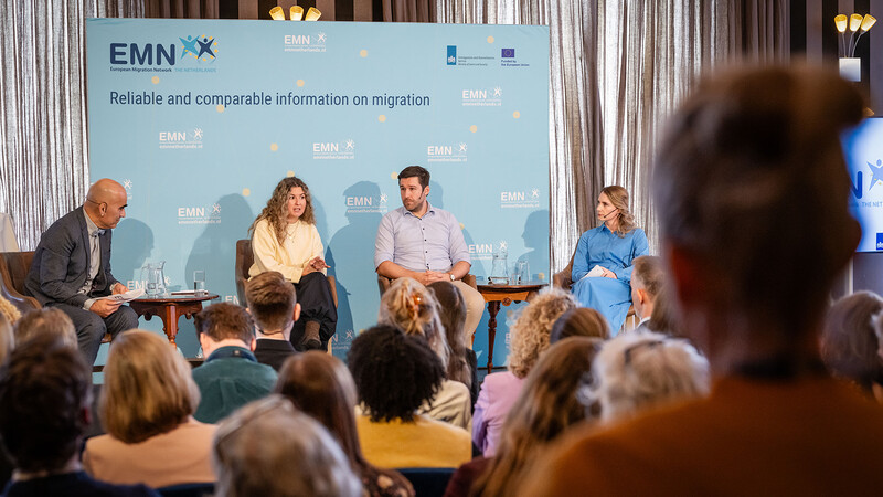  Julia Schmidlechner, zuständig für Integrationsmaßnahmen im ÖIF, in einer internationalen Podiumsdiskussion mit Vertreter/innen aus Deutschland und Spanien auf der EMN-Konferenz in Den Haag.