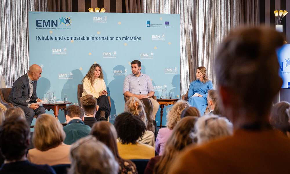  Julia Schmidlechner, zuständig für Integrationsmaßnahmen im ÖIF, in einer internationalen Podiumsdiskussion mit Vertreter/innen aus Deutschland und Spanien auf der EMN-Konferenz in Den Haag.