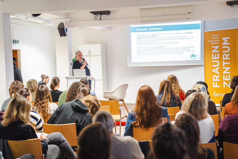 Ein Vortrag über Femizid im Frauen-Zentrum, gespickt mit Publikumsinteresse und Informationsmaterial.